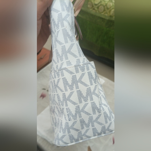 Authentic Michael Kors Pocketbook Tote in Vanilla - Picture 8 of 14